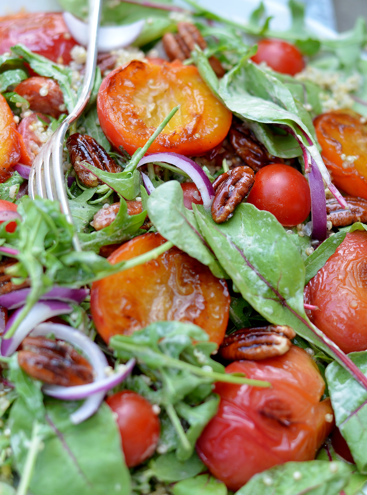 Peach Vibes: Pfirsich-Rucola Salat mit karamellisierten Pekannüssen