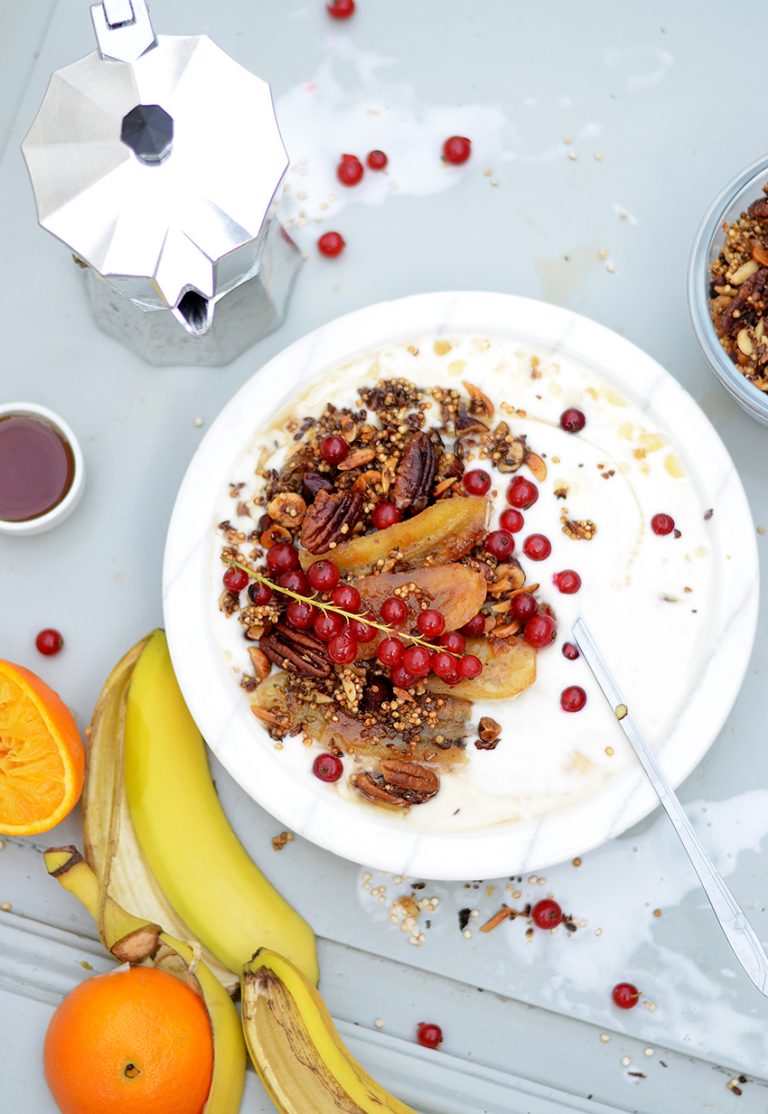 Karamellisierte Bananen mit homemade, glutenfreiem Granola, Früchten ...