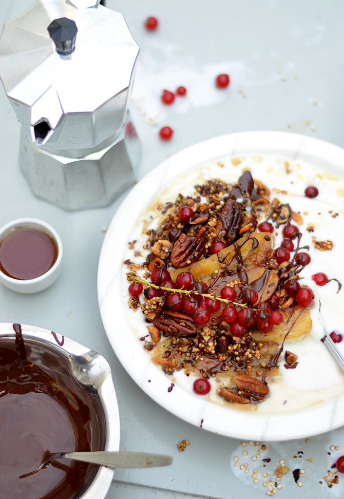 Karamellisierte Bananen mit homemade, glutenfreiem Granola, Früchten ...