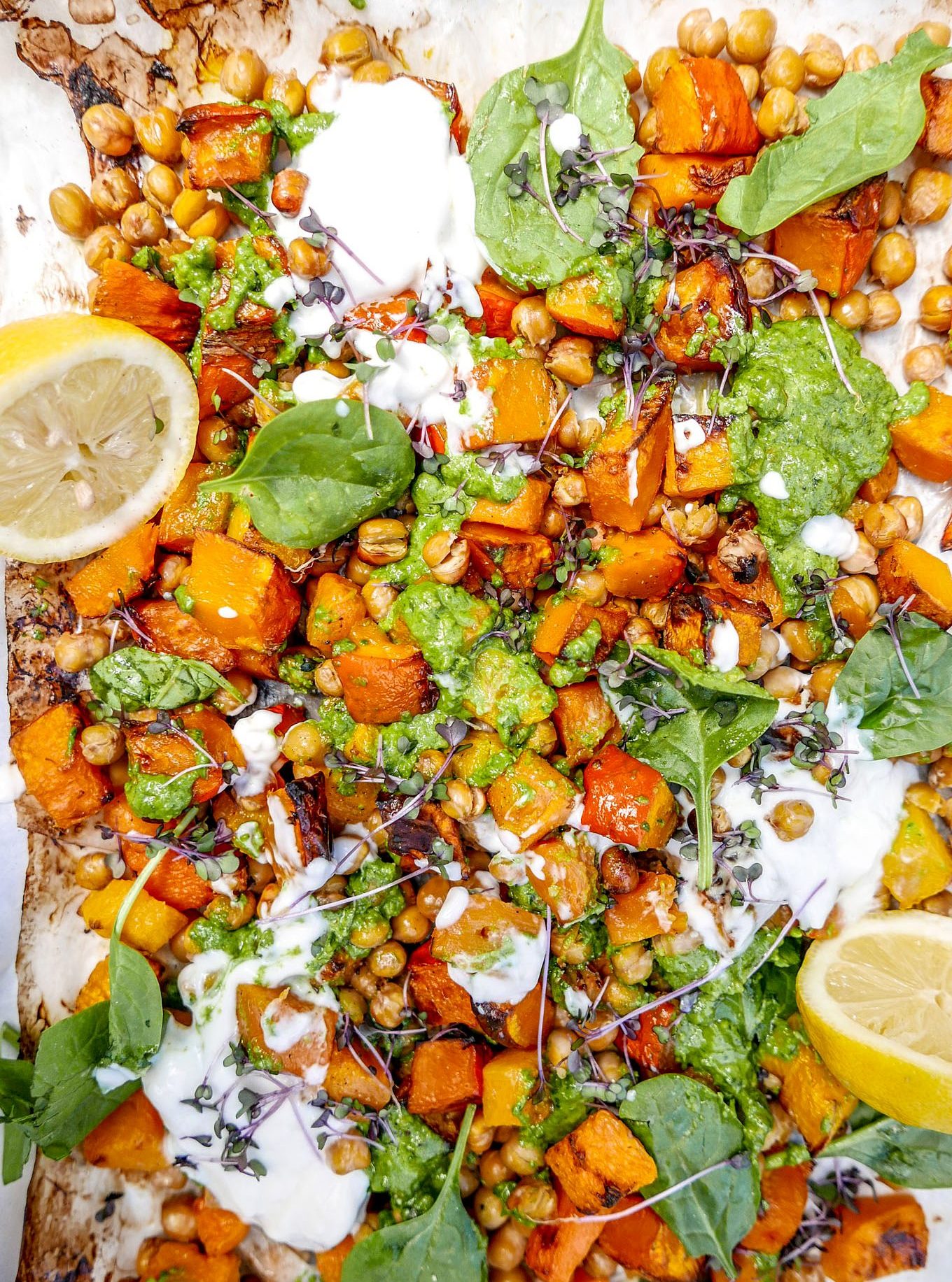 Kürbis küsst Kichererbse: Eine Ofen-Lovestory mit Mandel-Spinat-Pesto und Zitronen-Joghurt
