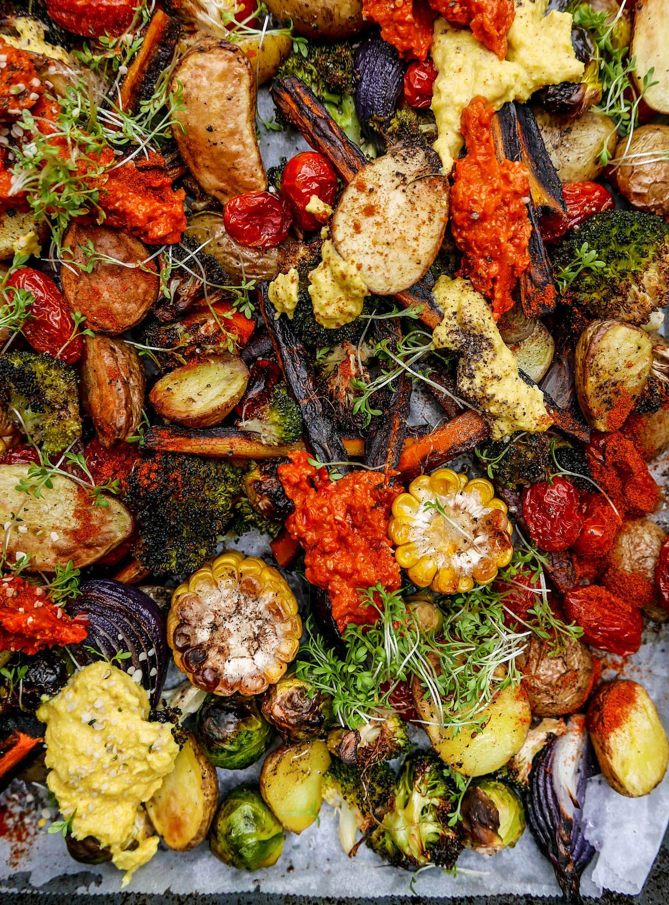 Herbstliches Ofengemüse mit Tomaten-Hanf-Pesto & pfeffriger Maiscreme