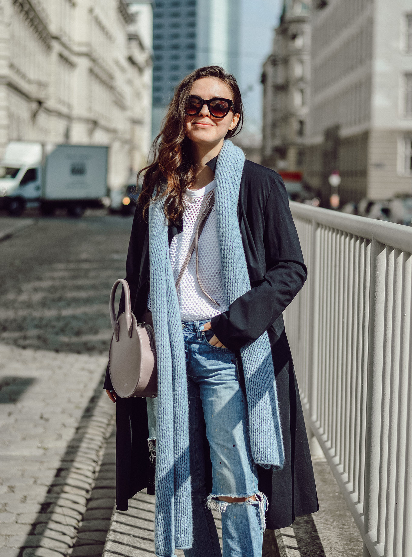 Spring Outfit: Holey shirt, babyblue scarf and black trenchcoat