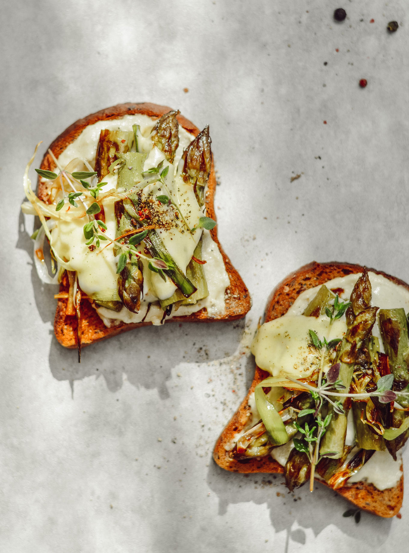 Gebratener Spargel auf Toast mit Cashew Cream und veganer Sauce Hollandaise