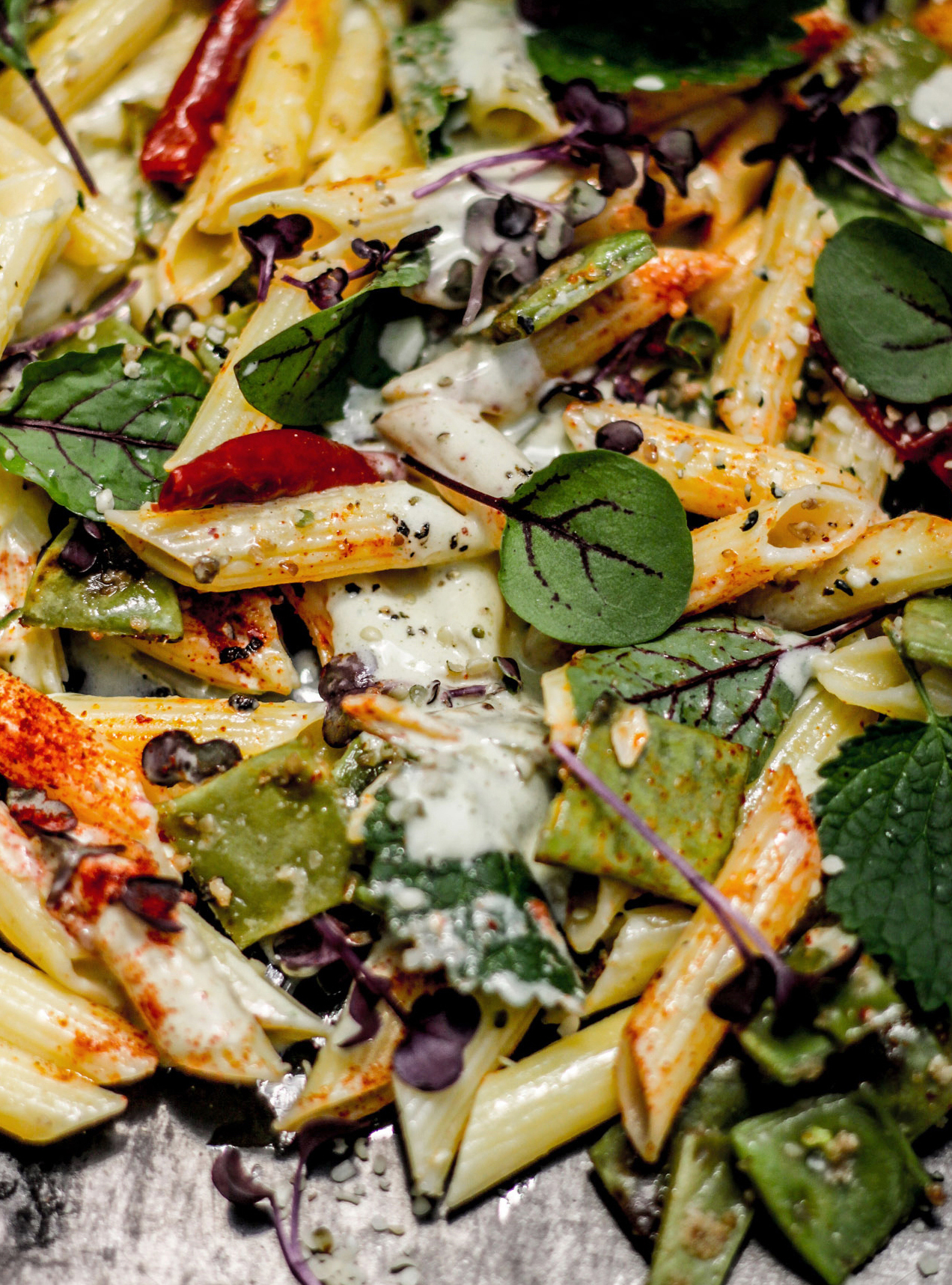 15 Minuten Blitz-Pasta-Salat mit Liebstöckel-Cashew-Dressing & saisonalen Zutaten [glutenfrei & vegan]