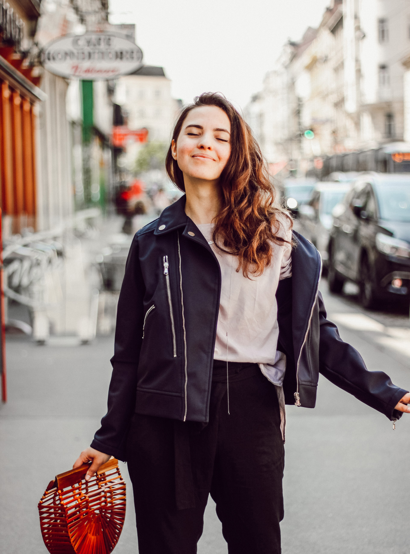 Outift: Bamboo-Bag und Bademeister-Schlappen