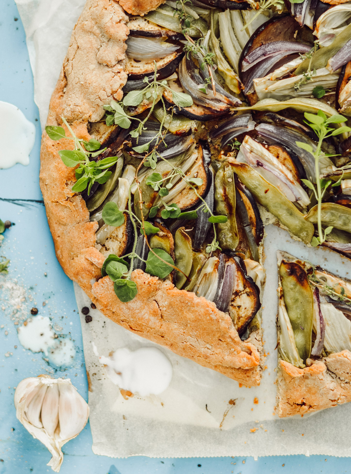 Herzhafte Fenchel-Auberginen-Galette mit Mangold-Cashew-Creme [glutenfrei, vegan]