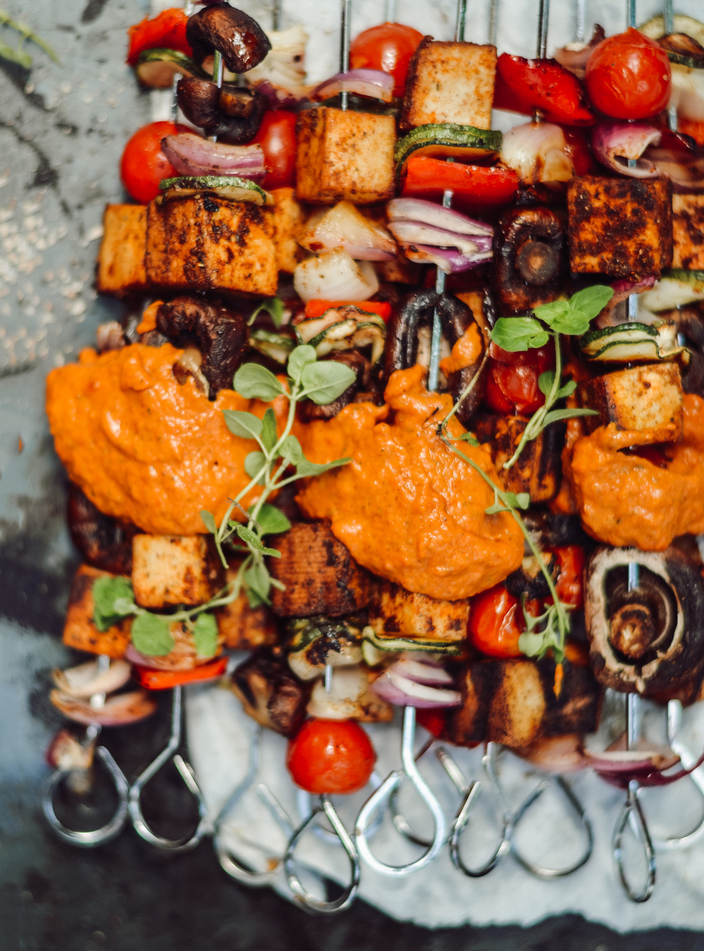 Die besten Tofu-Gemüse-Spieße mit veganem Barbecue-Dip (Haut auch deine Omni-Freunde um, versprochen!)