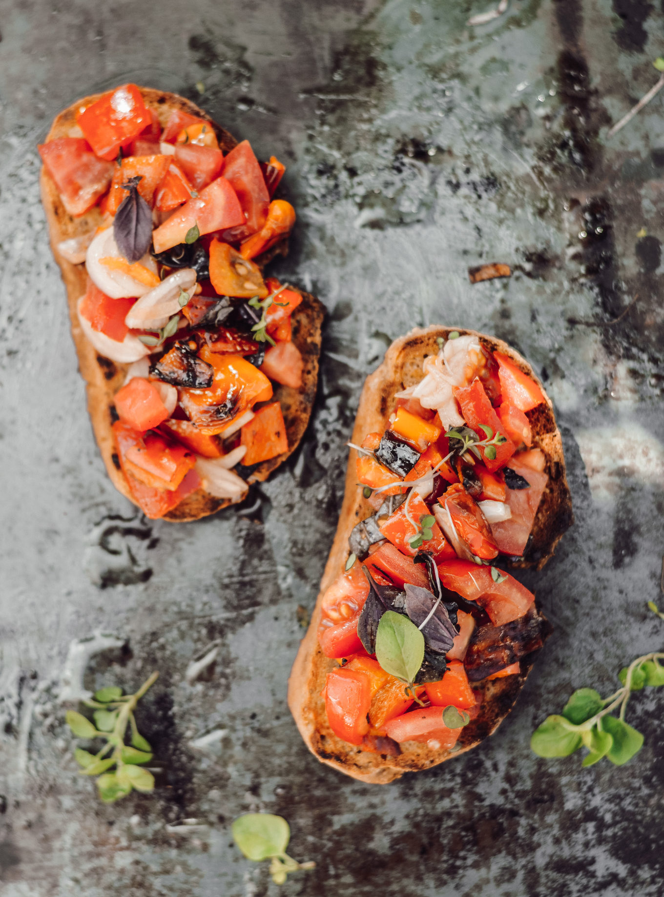 Next Level Vegan Bruschetta mit geschmorter Paprika