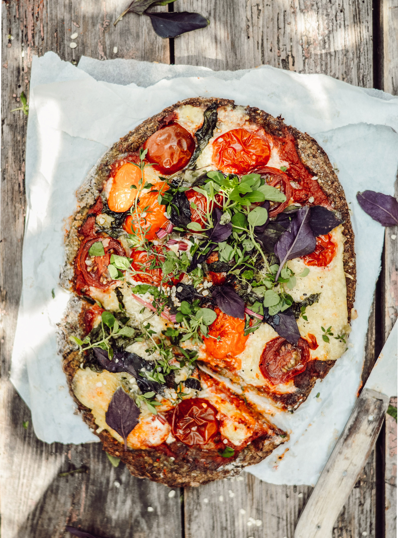 Bereit für die grünste Pizza der Welt? Pizzateig aus Brokkoli mit sommerlich-saisonalen Toppings! (Vegan & glutenfrei)