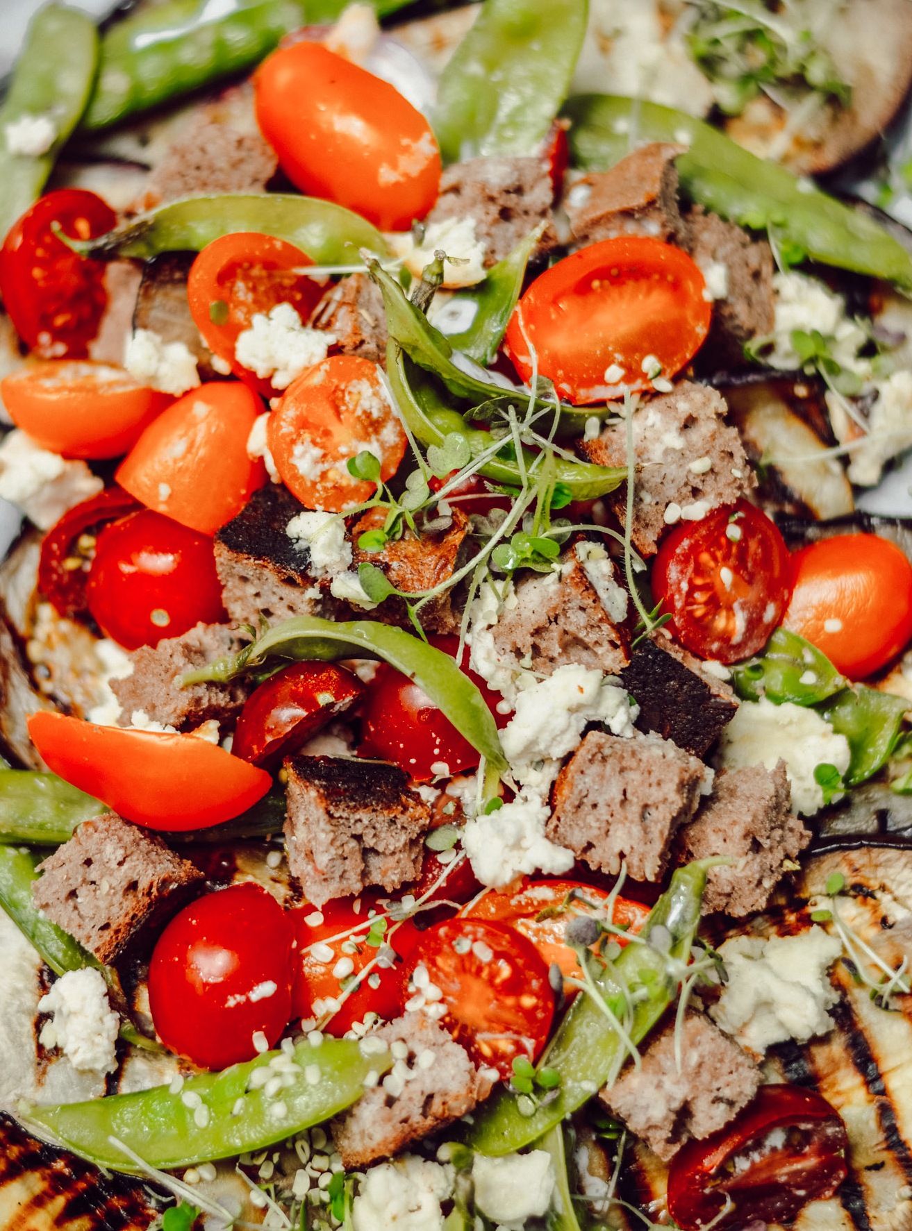 Saftiger Brotsalat mit knusprigem Pfannenbrot, Grillgemüse & Sommer-Vinegraite [glutenfrei, vegan]