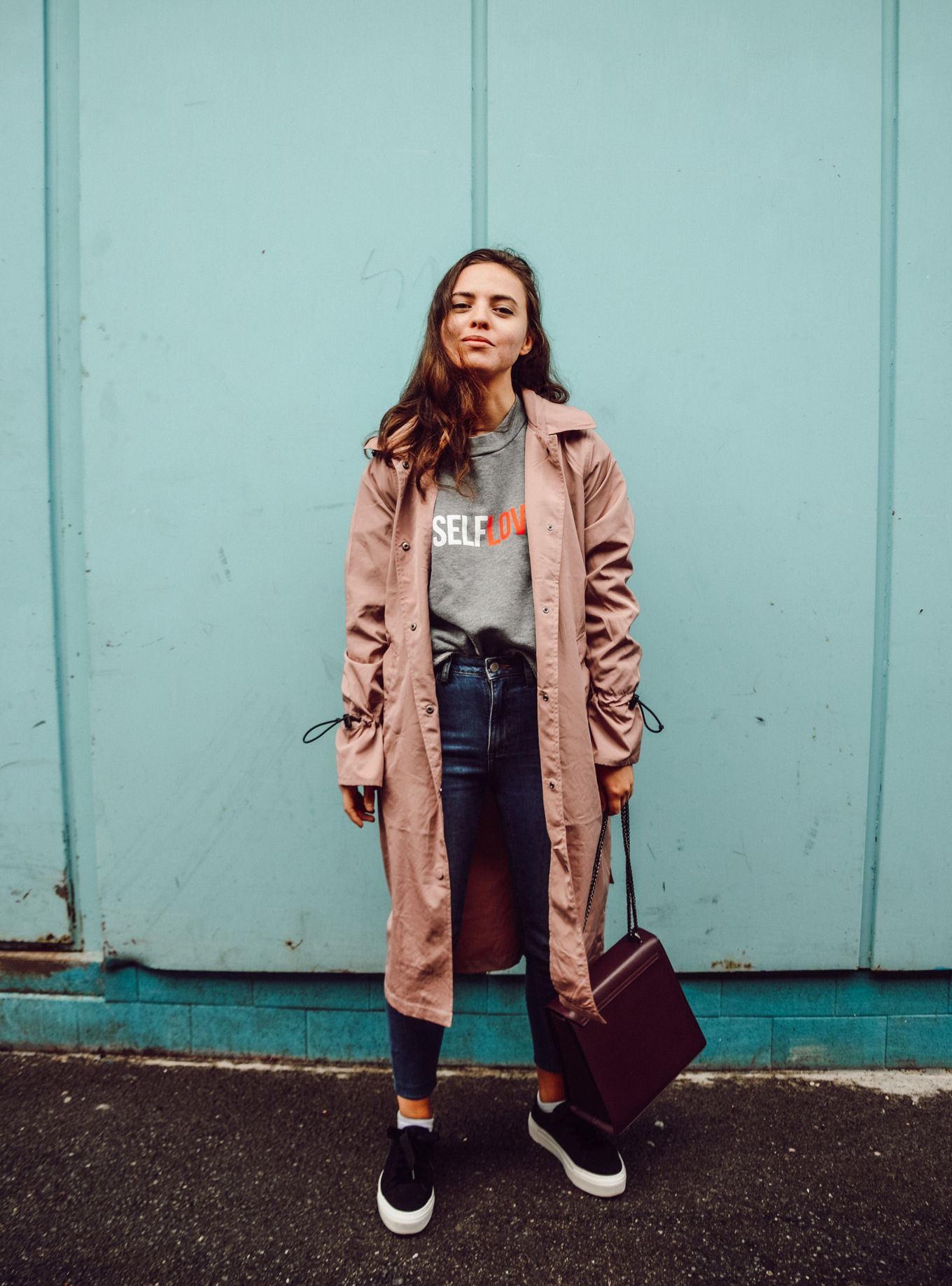 Eco Outfit: Fancy Trenchcoat & Sneakers, die ich mag, euch aber nicht empfehlen kann