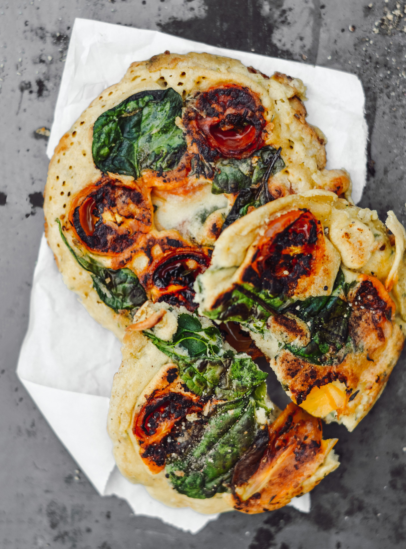Schnelle, köstliche, pikante Spinat-Tomaten-Thymian-Pfannkuchen [oh yes!] [PS: Vegan & Glutenfrei]