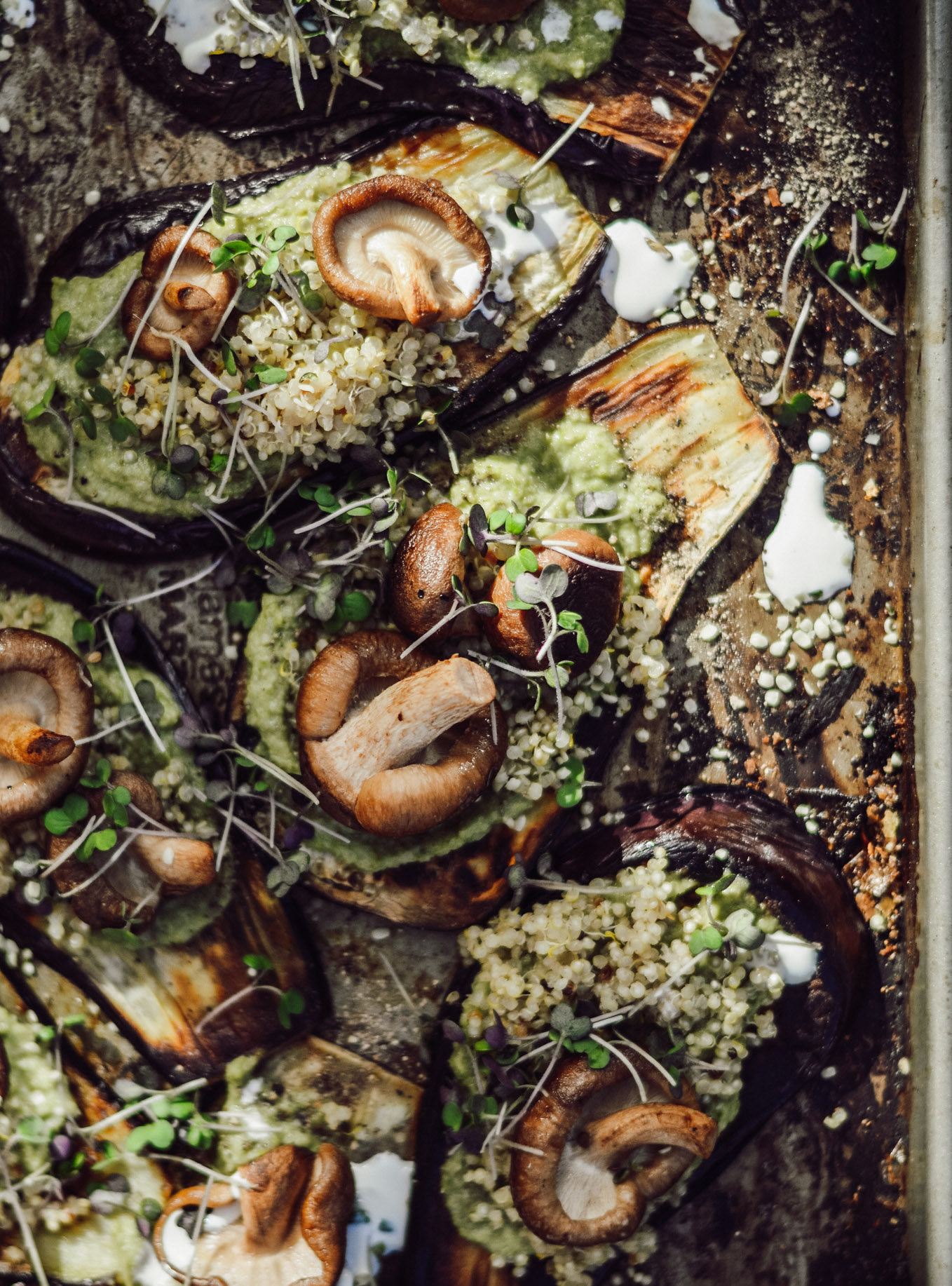 Herbstliche Auberginen-Sliders mit Bohnencreme, Quinoa, Pilzen und Senfsprossen