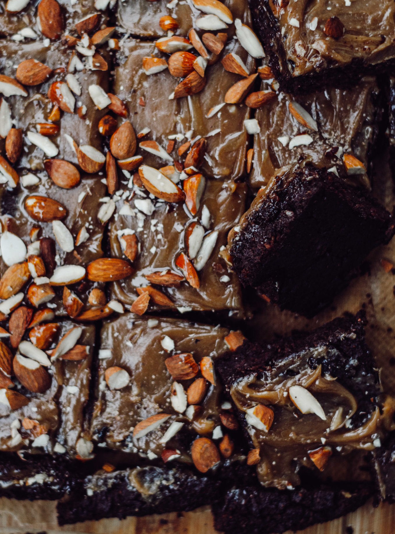 Super saftige, schokoladige Nuss-Brownies [mit Geheimzutat] [PS: Vegan, glutenfrei & zuckerfrei]