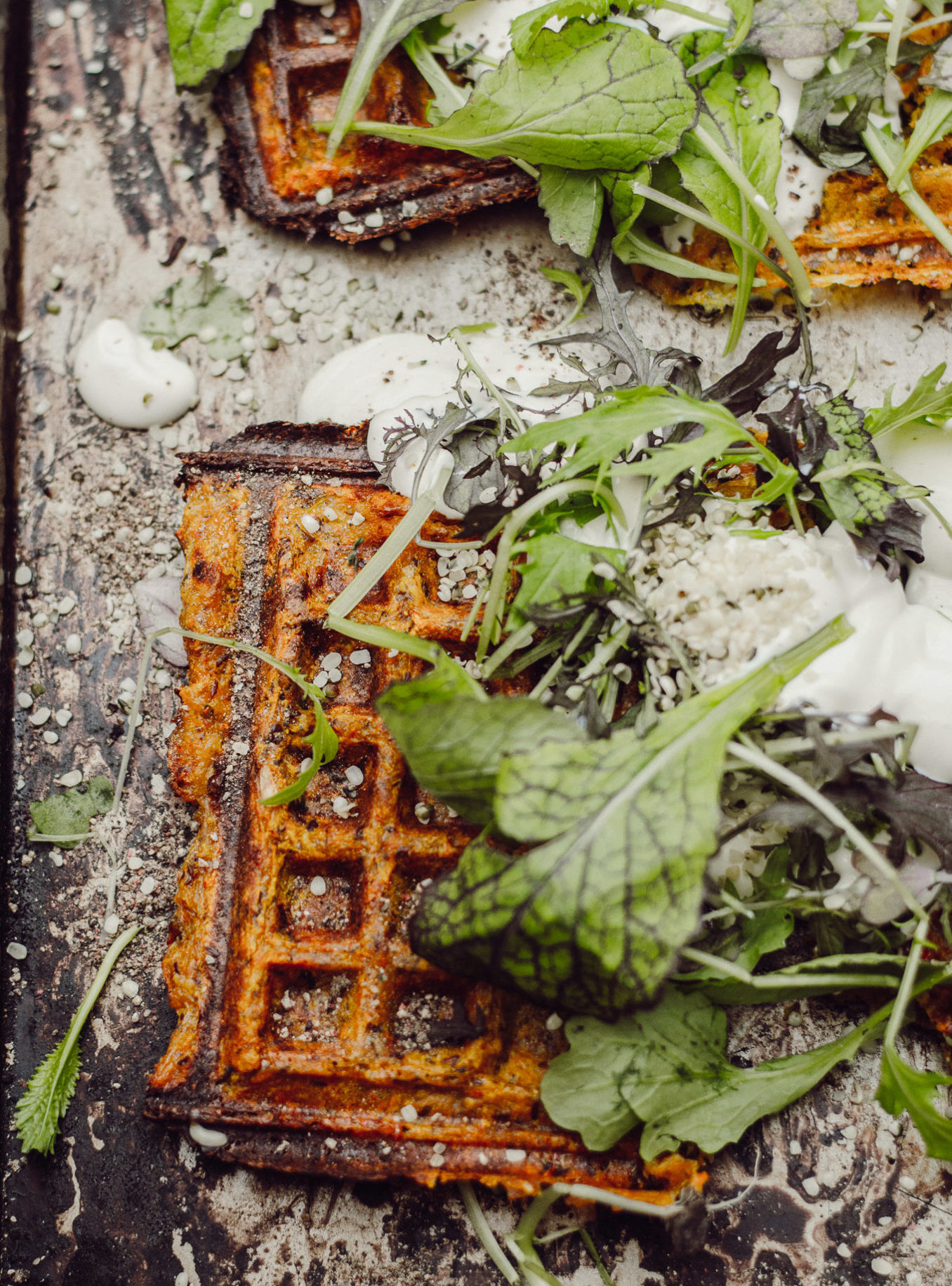 Herzhafte, saftige Kürbis-Chili-Waffeln mit Knoblauch-Zitronen-Joghurt  [vegan, glutenfrei]