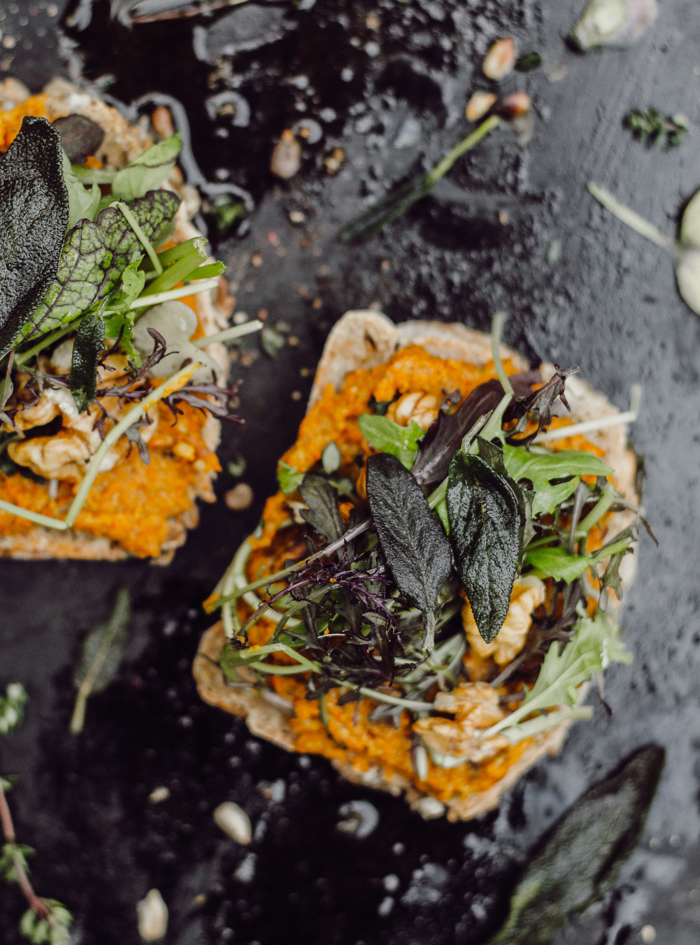 Veganer Süßkartoffel-Aufstrich schnell selbst gemacht [Sandwich mit Asia-Salat, Walnüssen & geröstetem Salbei!]