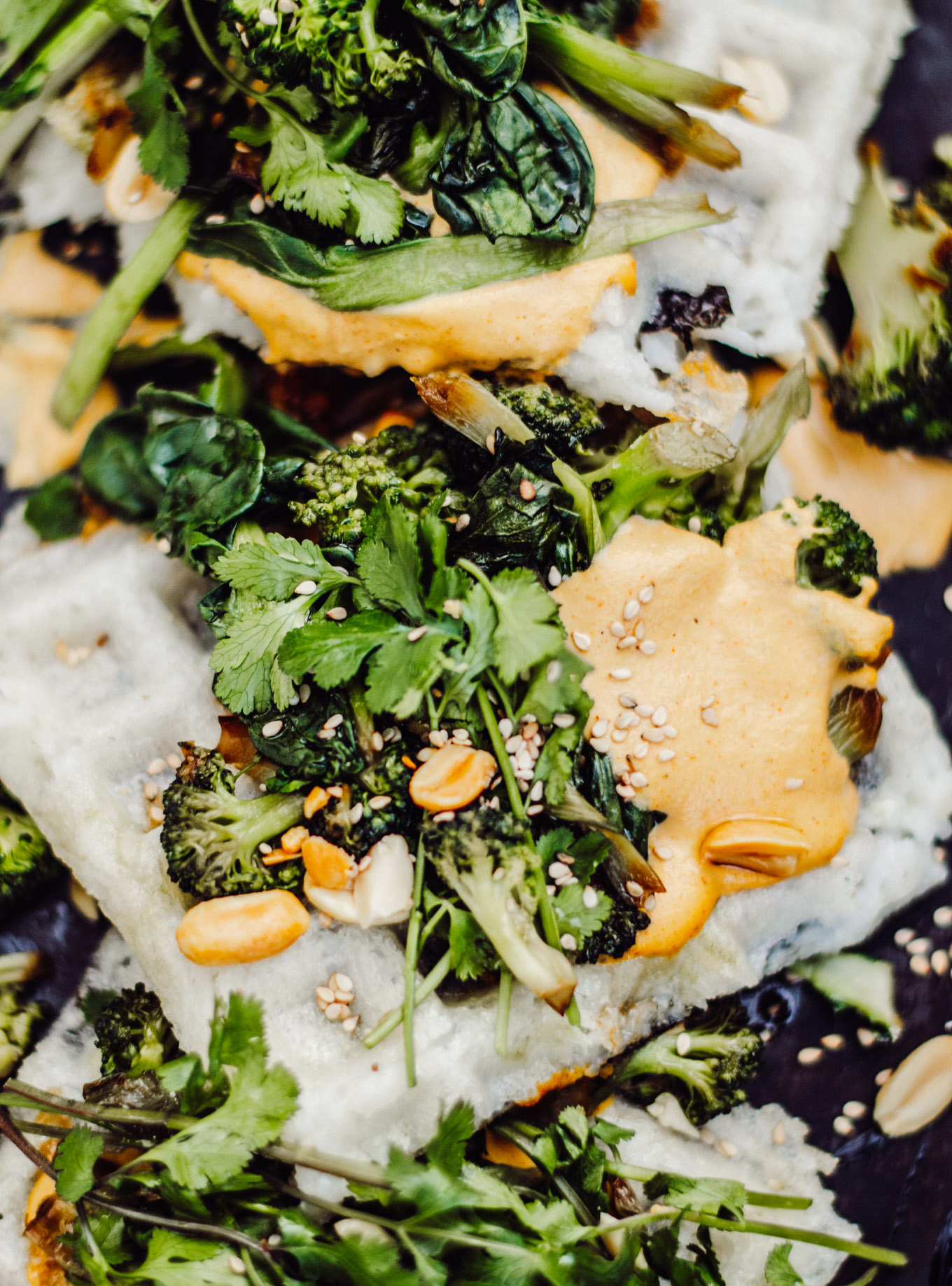 Asia-Sushi-Waffeln mit Pak Choi, Koriander, Sesam & Erdnuss-Sauce