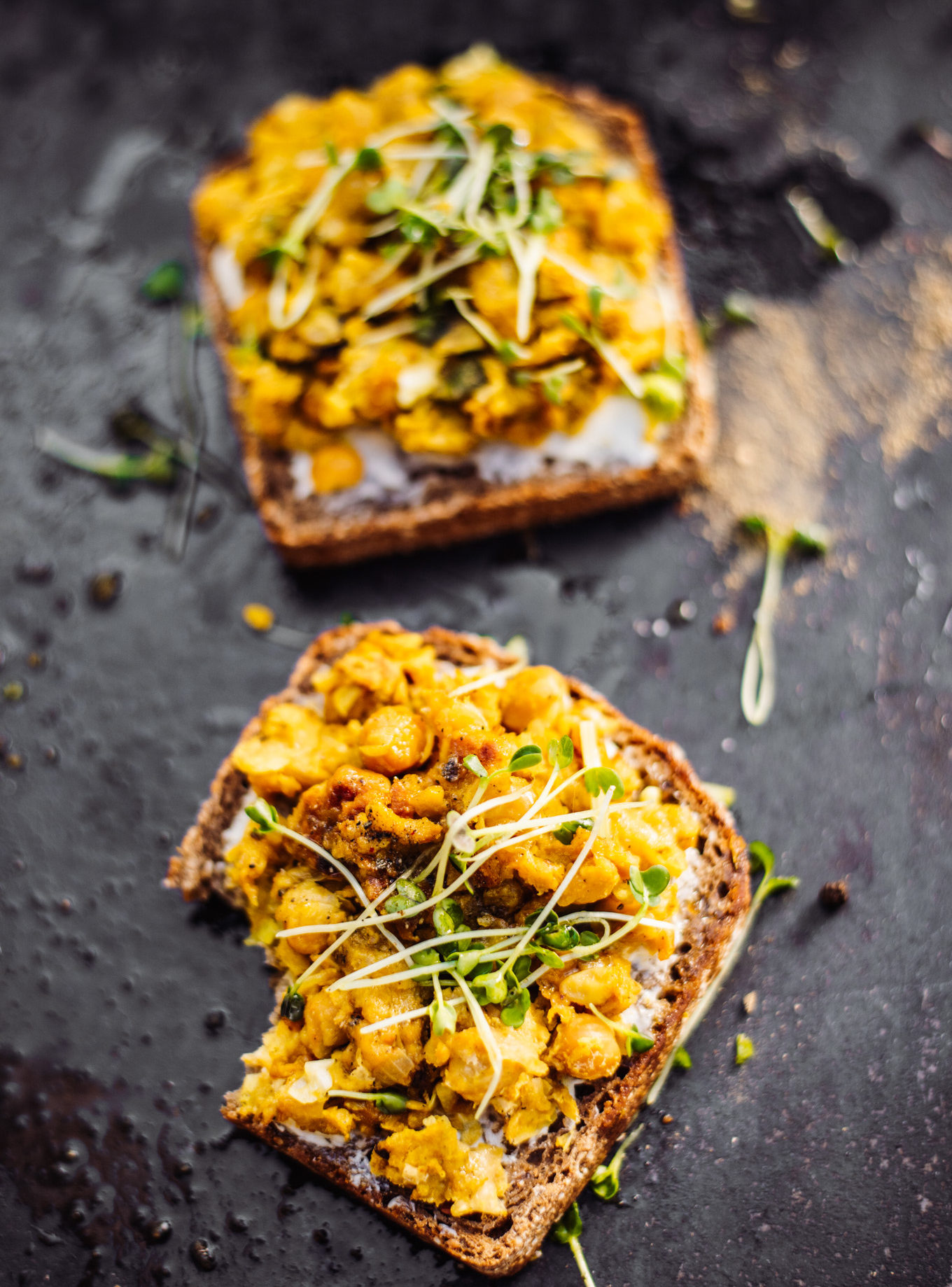 Veganes Rührei mit Kichererbsen und Microgreens