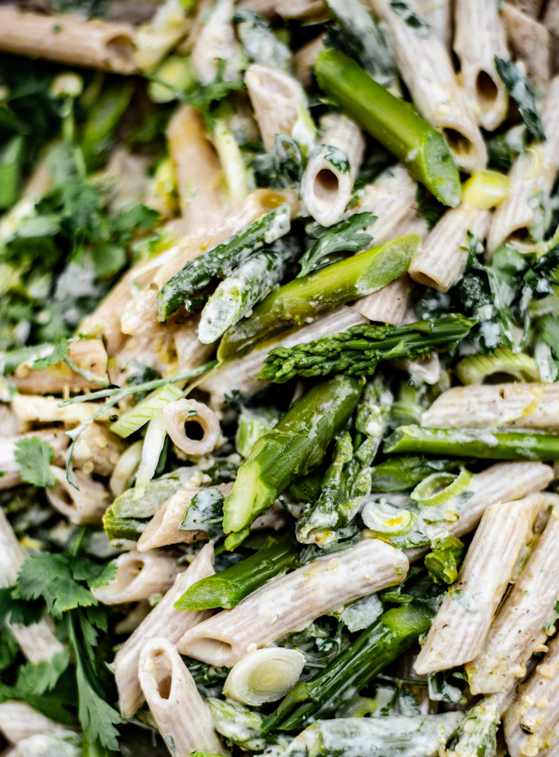 Fruhlingshaft Frischer Gruner Spargel Pasta Salat Mit Zitronigem Tahini Dressing Justine Kept Calm Went Vegan 