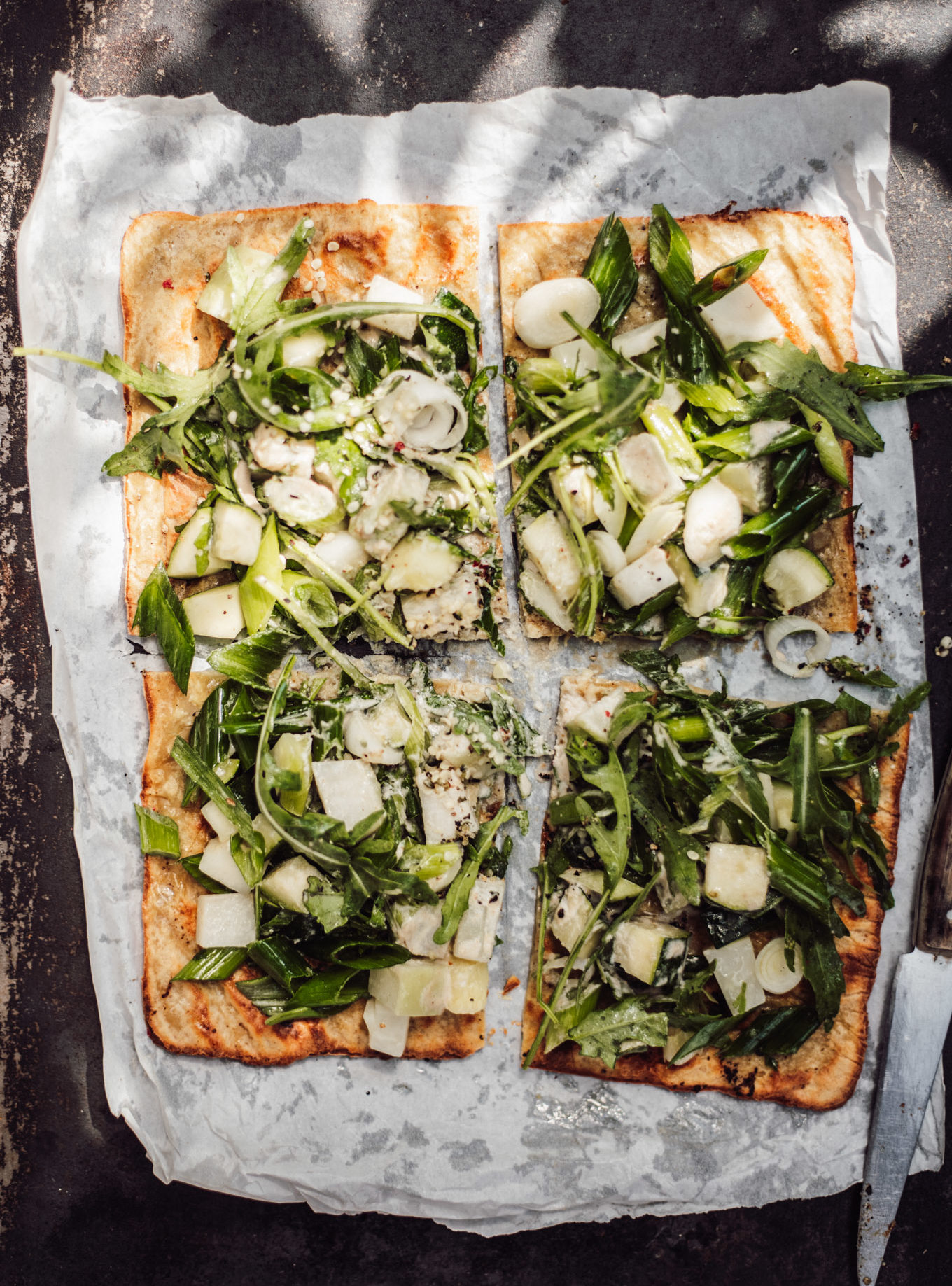 Knuspriger, sommerlicher Flammkuchen mit Kohlrabi, Zucchini und Rucola