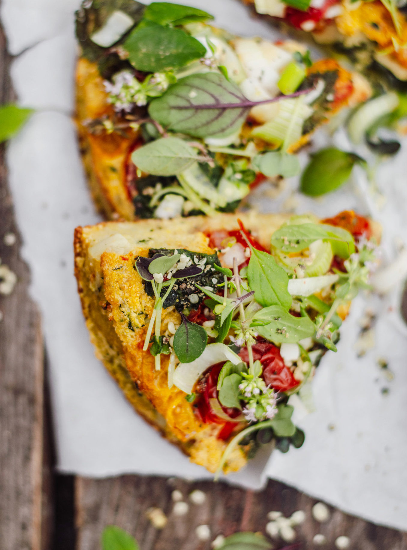 Super saftige, vegane Tomaten-Brennnessel-Frittata mit frischen Kräutern
