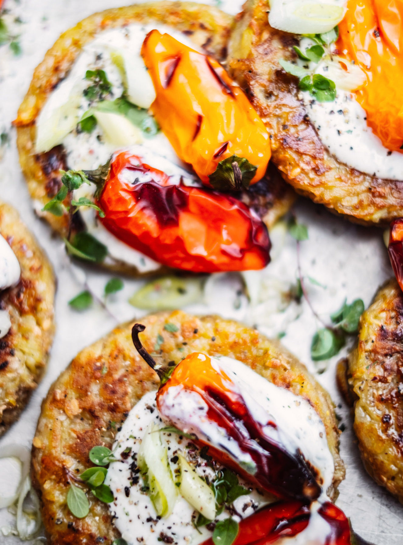 Kartoffel-Zwiebel-Puffer mit Kräuter-Joghurt-Dressing und Mini-Ofenpaprika