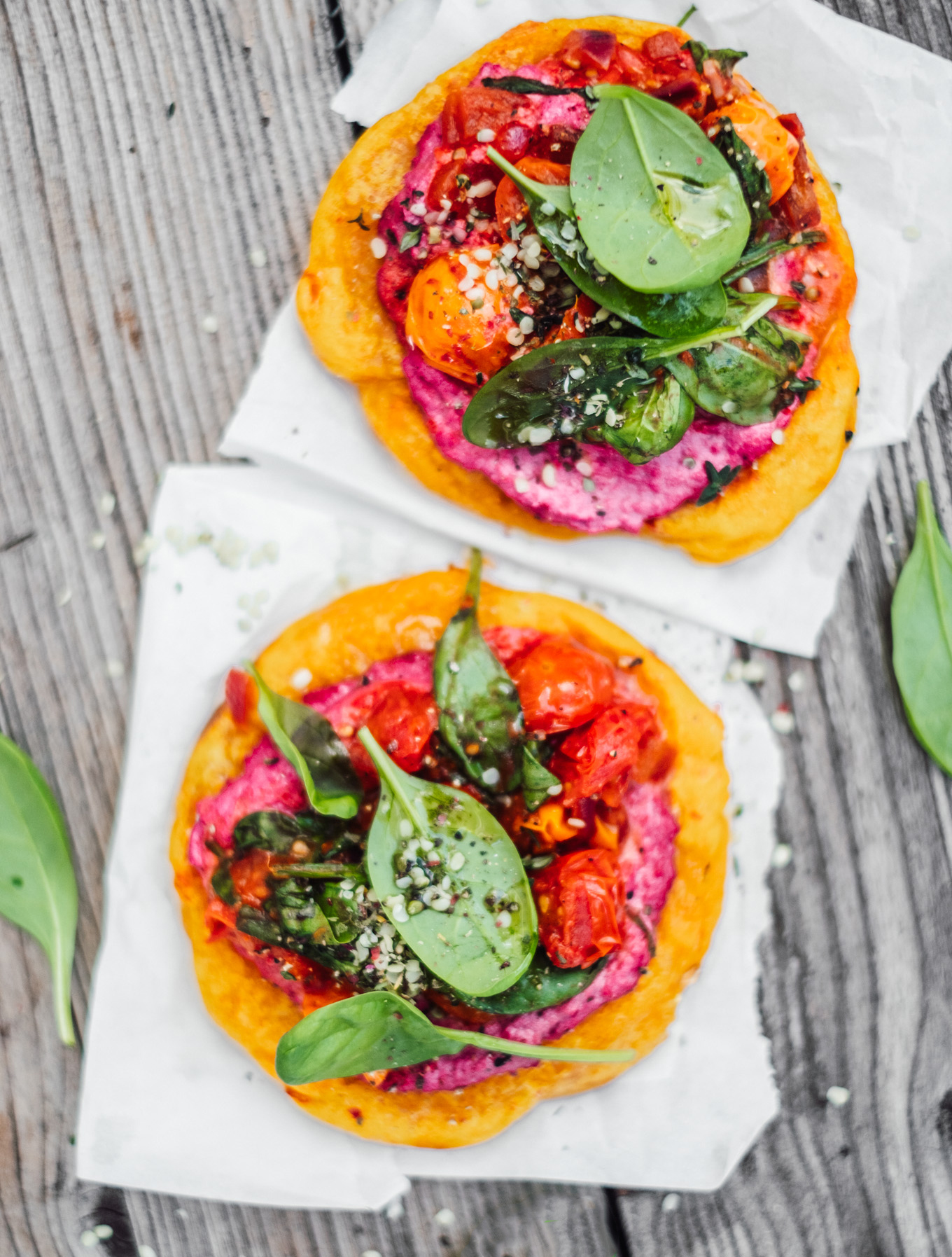 Vegane Kürbis-Pizza mit Rote-Bete-Hummus und Tomaten aus der Pfanne [glutenfrei]
