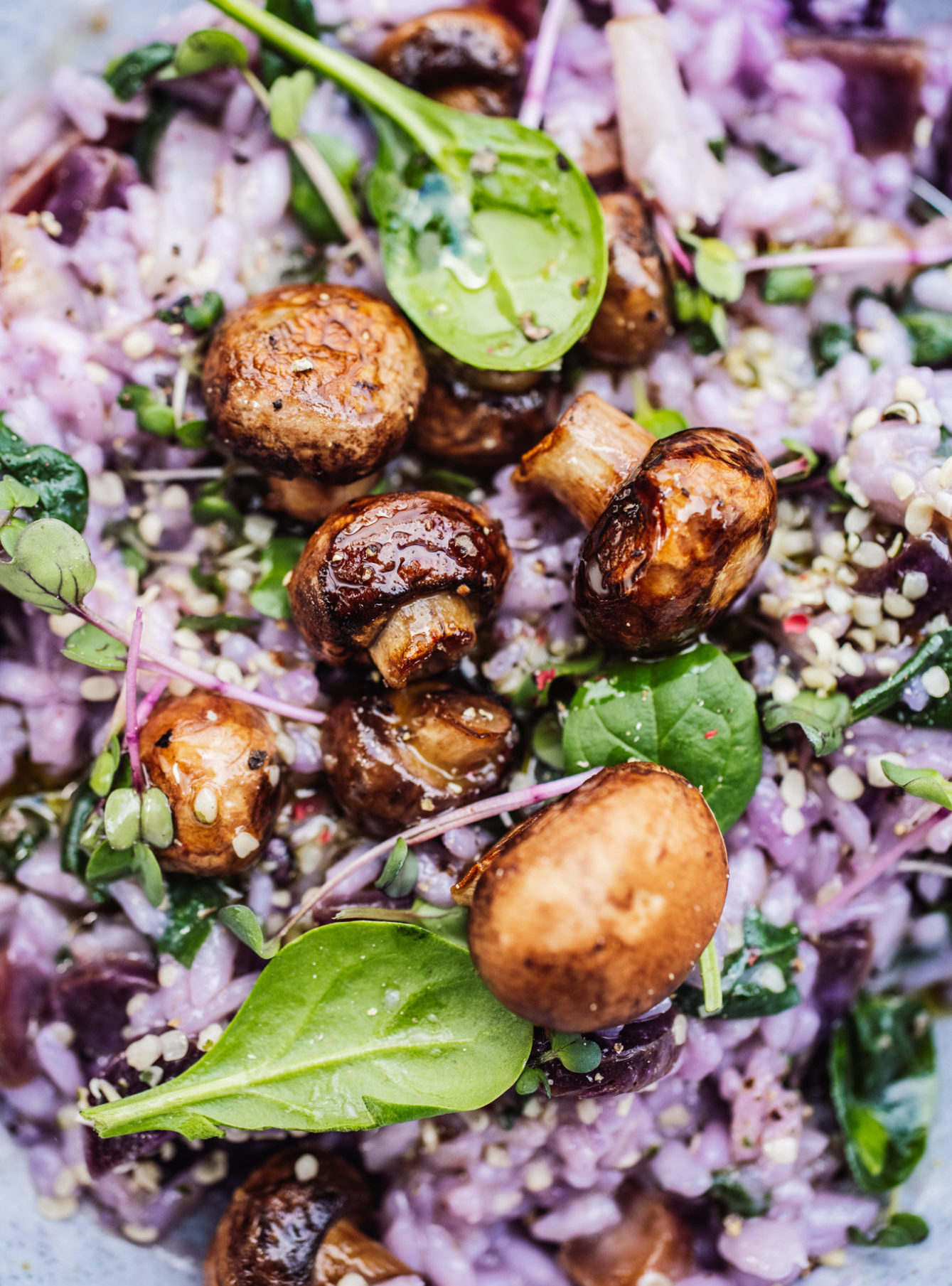 Fliederfarbenes veganes Winter-Risotto mit Topinambur und Pilzen