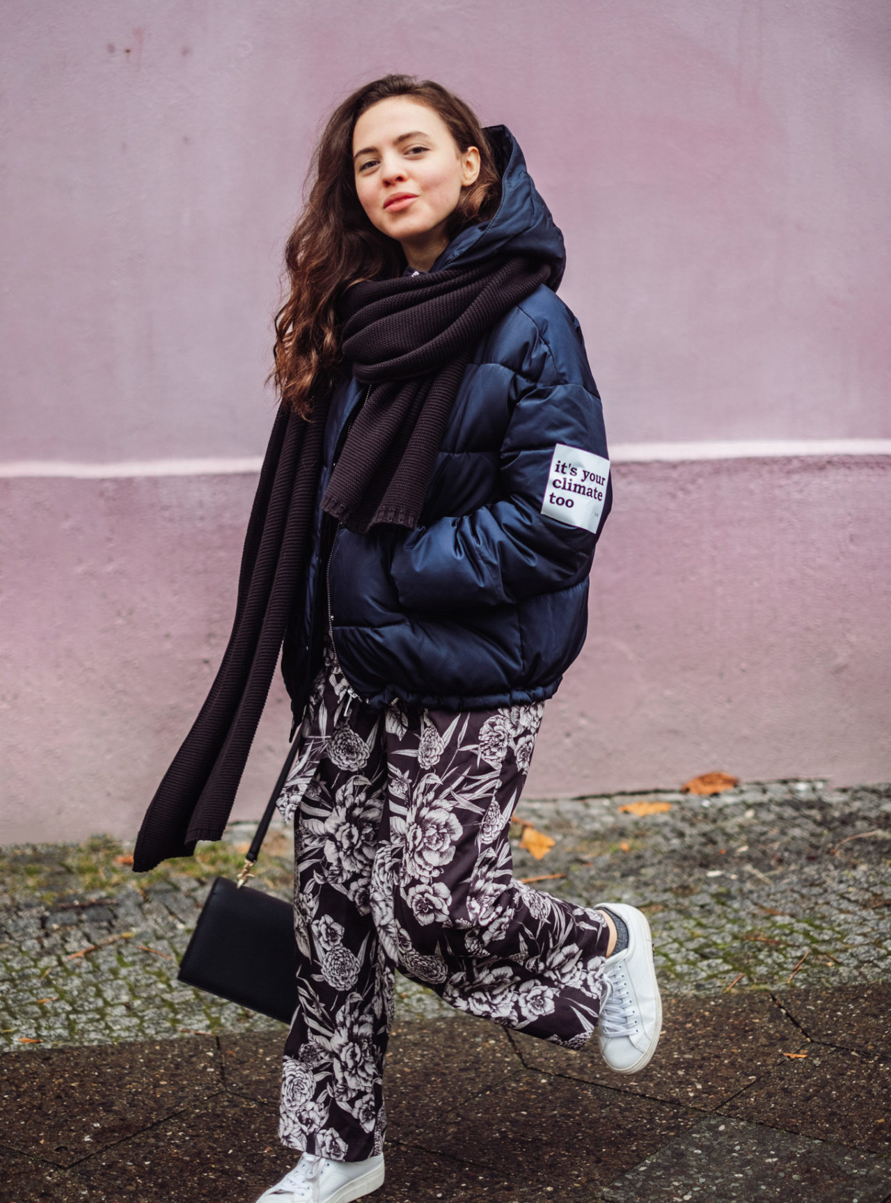 Eco-Outfit: Blumige Hose und nachhaltiger Lieblingsschal 