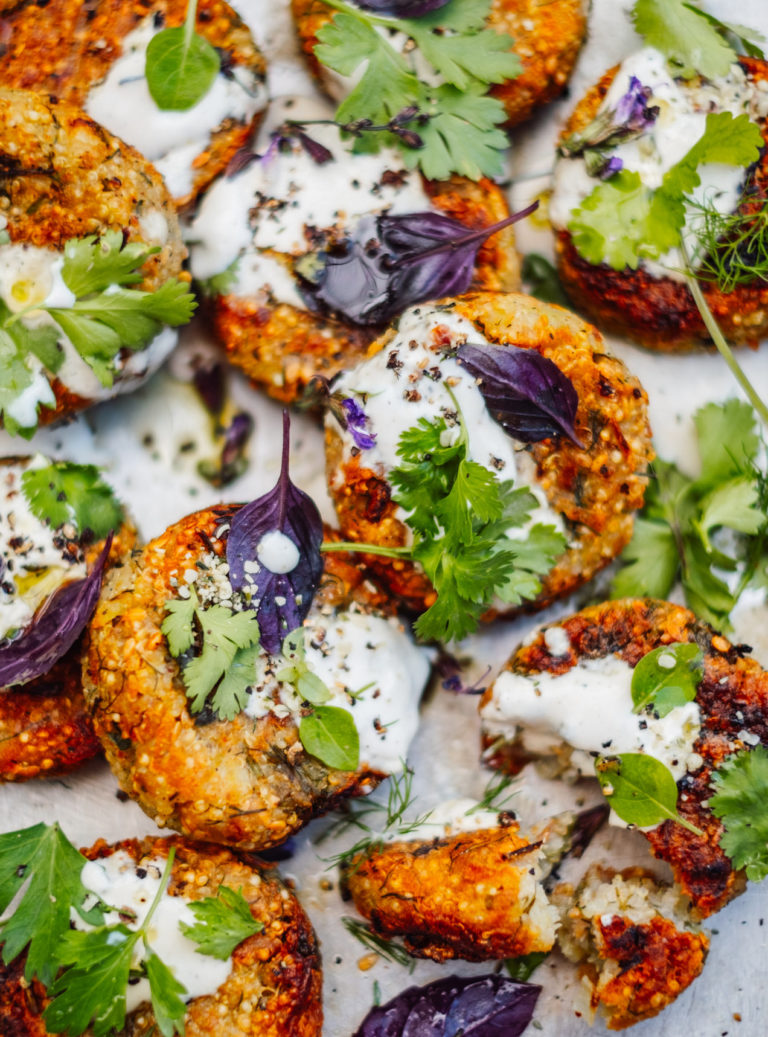 Würzige vegane Quinoa-Kräuter-Bratlinge mit Dressing und frischen Kräutern Würzige vegane Quinoa-Kräuter-Bratlinge mit Dressing und frischen Kräutern