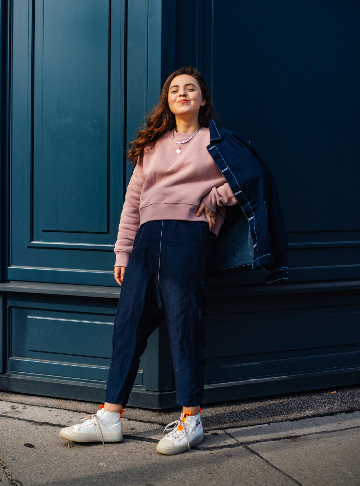 Circular Denim Outfit mit Organic Basics